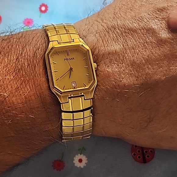 Pulsar Gold Rectangular Watch - Picture 8 of 8